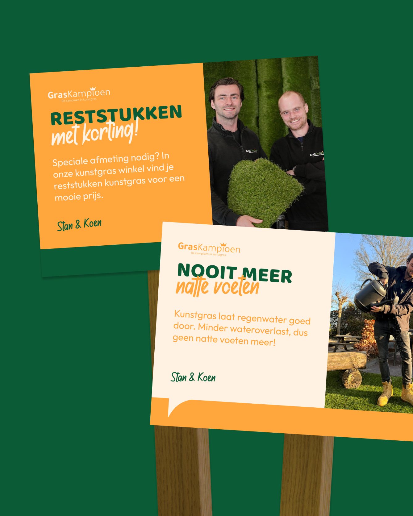 Twee bordjes van GrasKampioen op houten palen: reststukken met korting en nooit meer natte voeten