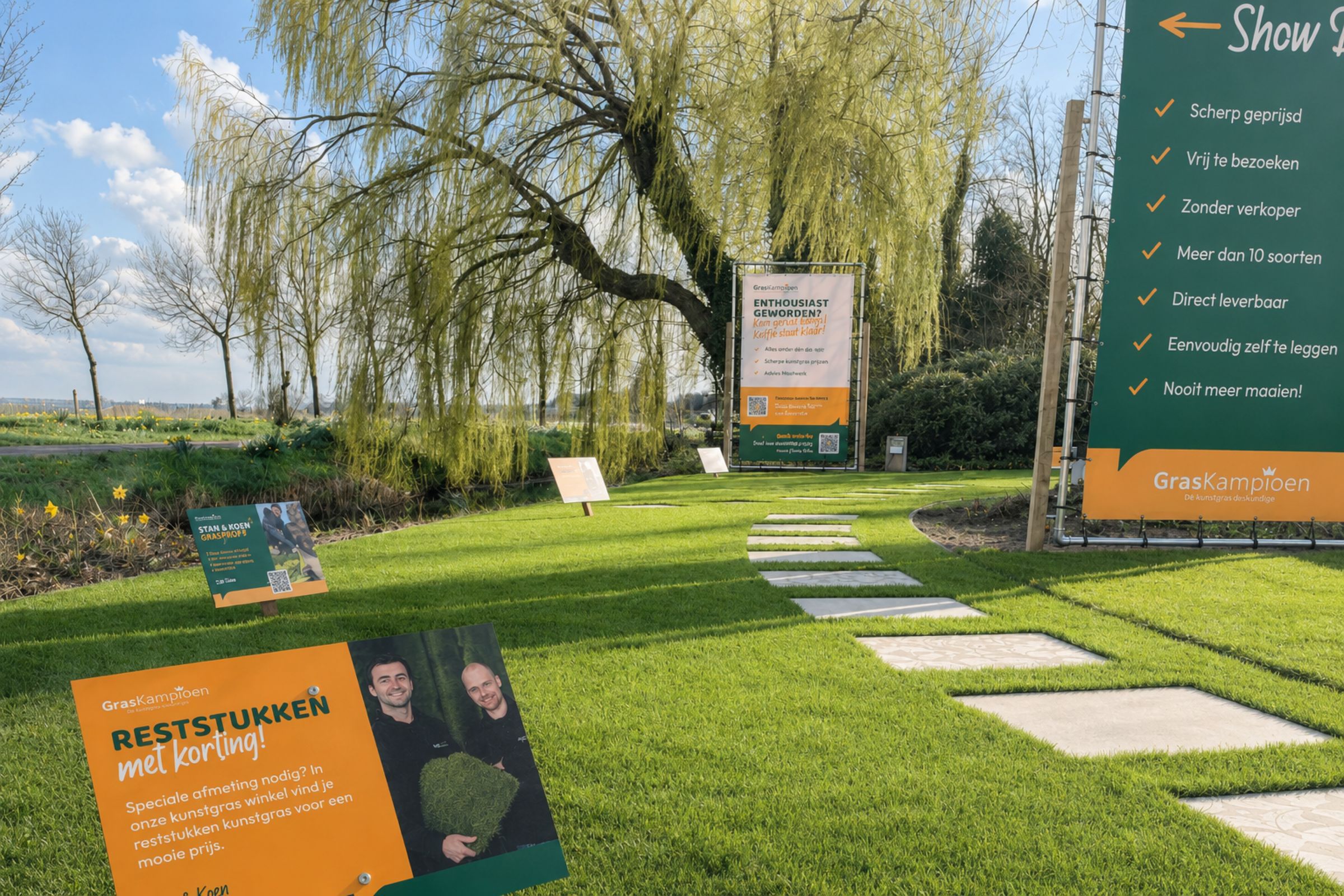 De showtuin van GrasKampioen met borden in de nieuwe huisstijl en een pad van stapstenen door het kunstgras
