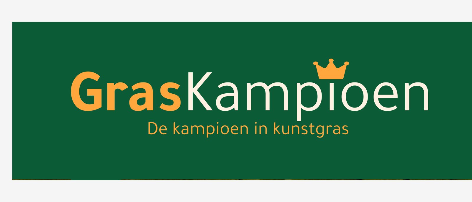 Het logo van GrasKampioen met kroontje en de tekst De kampioen in kunstgras